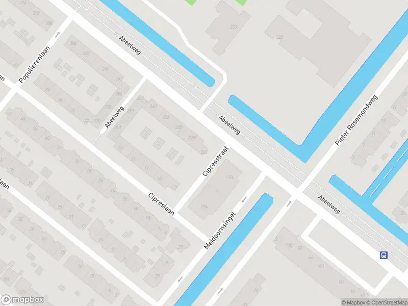 Ambulance met grote spoed naar de Abeelweg in Rotterdam