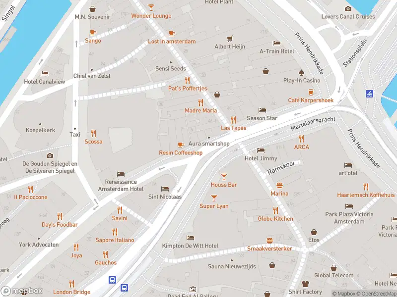 Ambulance met gepaste spoed naar de Hekelveld in Amsterdam