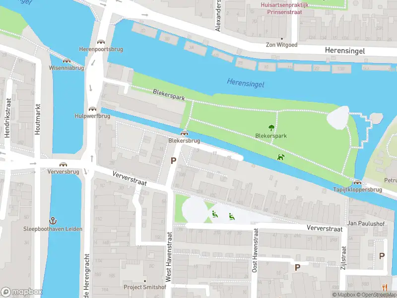 Ambulance met grote spoed naar de Blekerskade in Leiden