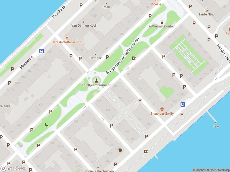 Ambulance met grote spoed naar de Burgemeester Hoffmanplein in Rotterdam