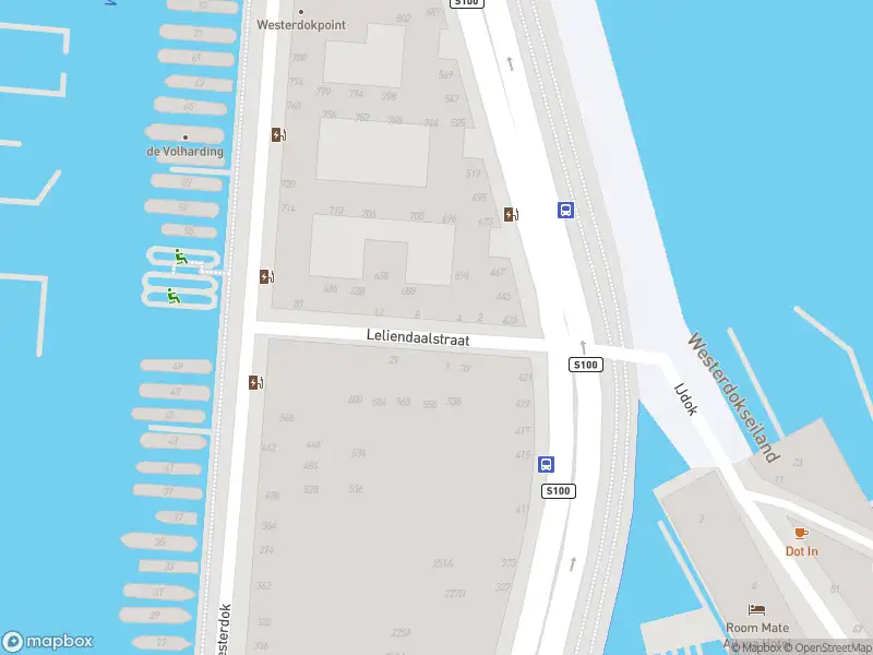 Ambulance met grote spoed naar de Westerdok in Amsterdam