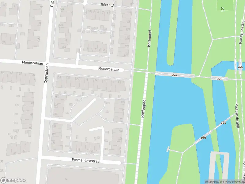 Ambulance met grote spoed naar de Korfoepad in Rotterdam