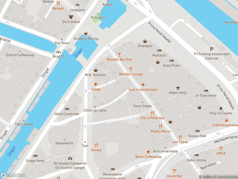 Ambulance met grote spoed naar de Stromarkt in Amsterdam