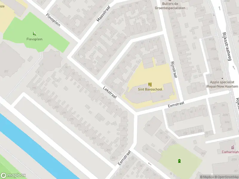Ambulance met gepaste spoed naar de Reggestraat in Haarlem