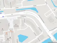 Ambulance met grote spoed naar de Bruggehoofd in Hellevoetsluis