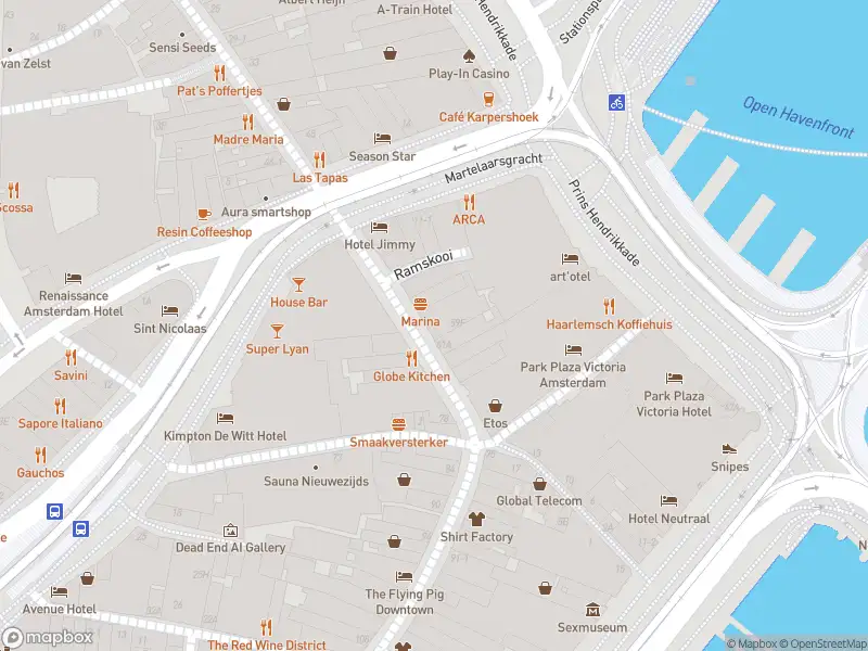 Ambulance met grote spoed naar de Hasselaerssteeg in Amsterdam