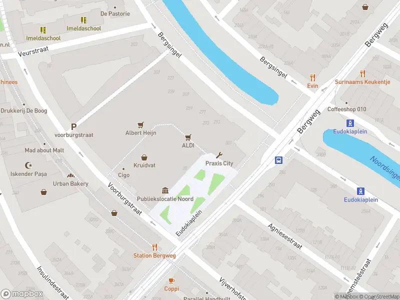 Ambulance met grote spoed naar de Eudokiaplein in Rotterdam