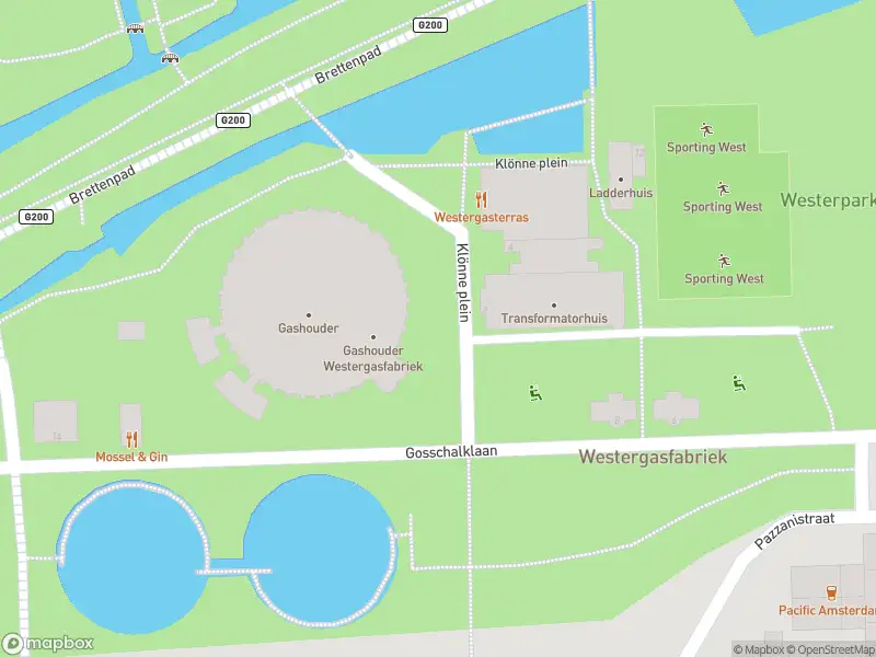Ambulance met grote spoed naar de Klönne plein in Amsterdam