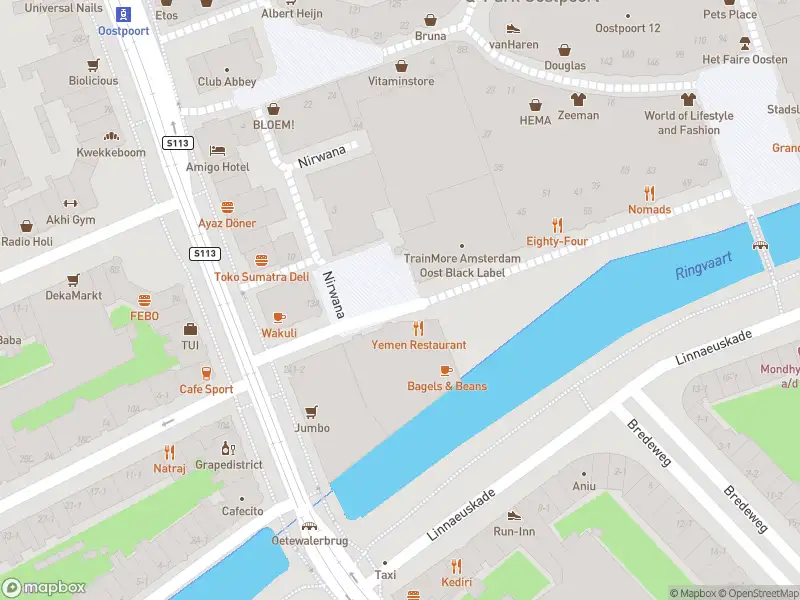 Ambulance met gepaste spoed naar de Oranje-Vrijstaatkade in Amsterdam