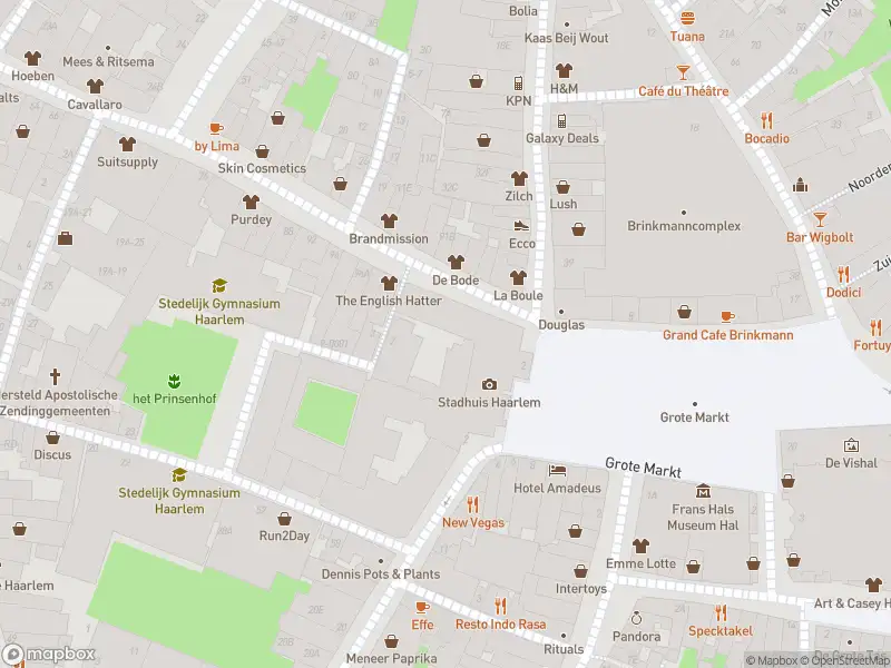 Ambulance met grote spoed naar de Oude Groenmarkt in Haarlem