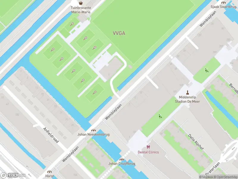 Ambulance met gepaste spoed naar de Wembleylaan in Amsterdam