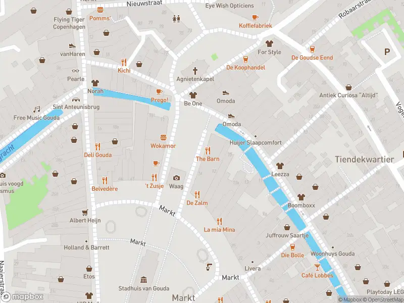 Ambulance met grote spoed naar de Achter de Waag in Gouda