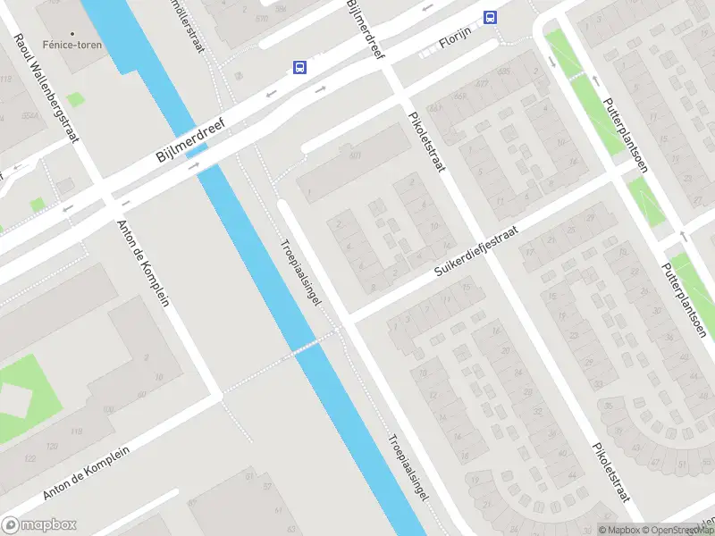 Ambulance met grote spoed naar de Troepiaalsingel in Amsterdam