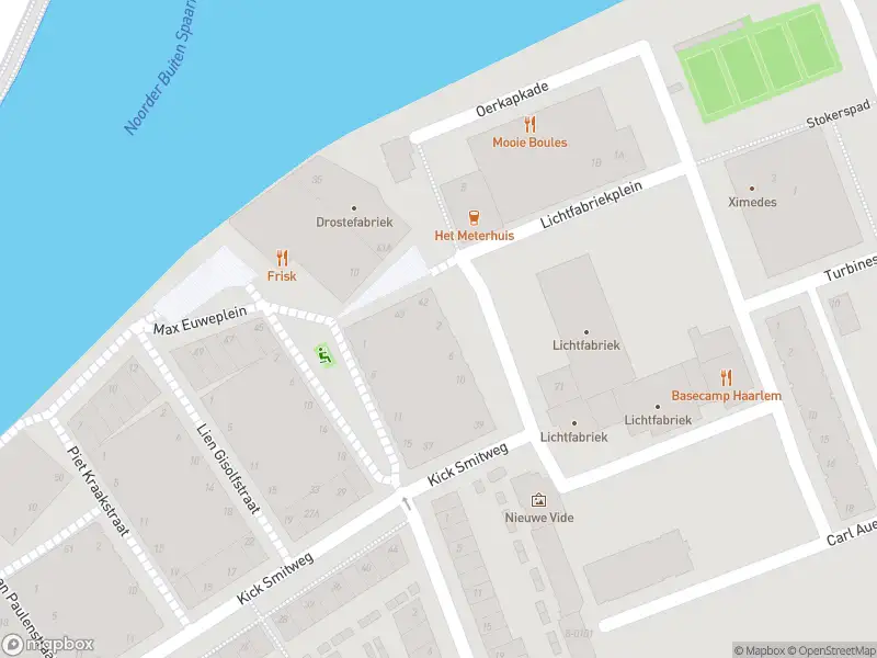 Ambulance met gepaste spoed naar de Rob Slotemakerstraat in Haarlem