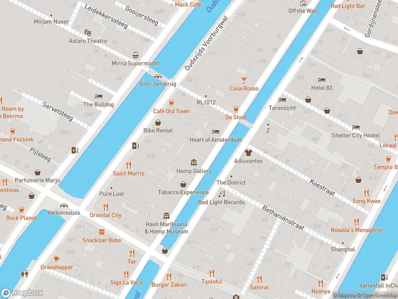 Ambulance met gepaste spoed naar de Warmoesstraat in Amsterdam