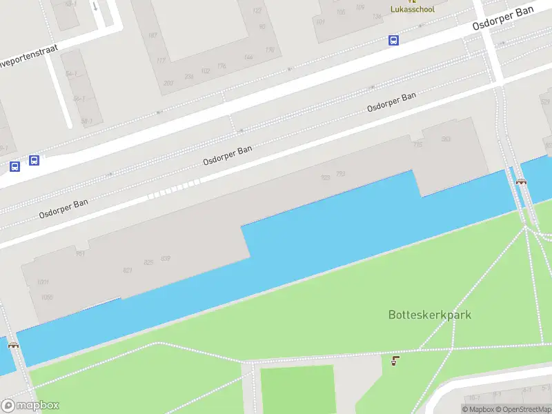 Ambulance met grote spoed naar de Osdorper Ban in Amsterdam