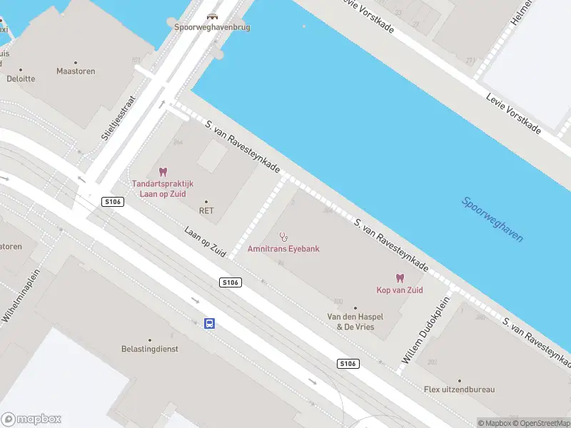 Ambulance met grote spoed naar de Ernest Groosmanplein in Rotterdam