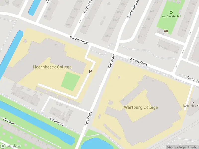 Ambulance met grote spoed naar de Carnissesingel in Rotterdam