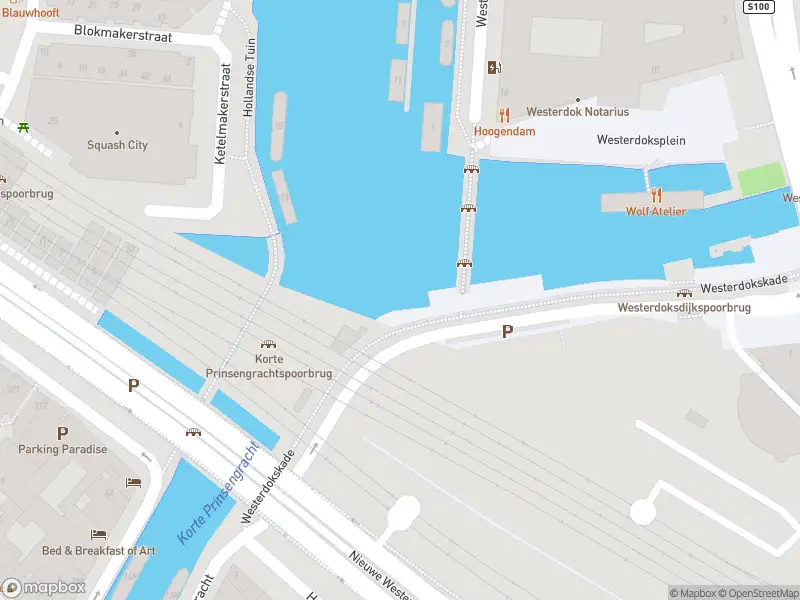 Ambulance met grote spoed naar de Westerdokskade in Amsterdam