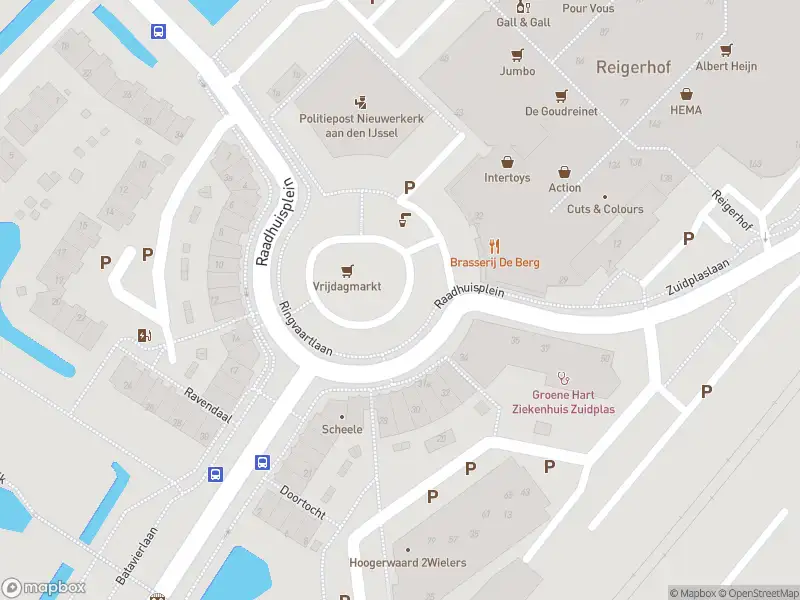 Ambulance met grote spoed naar de Raadhuisplein in Nieuwerkerk aan den IJssel