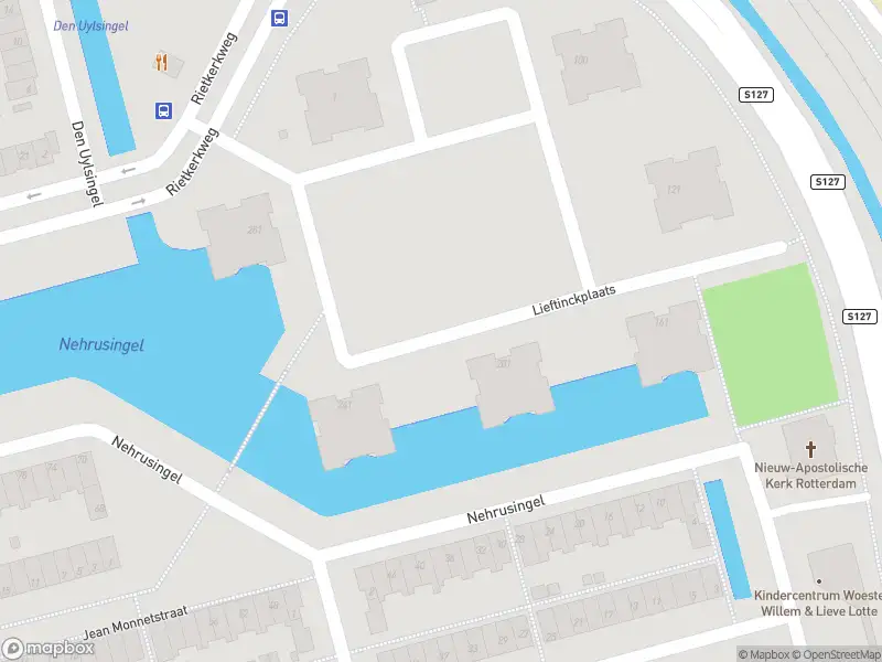 Ambulance met grote spoed naar de Lieftinckplaats in Rotterdam