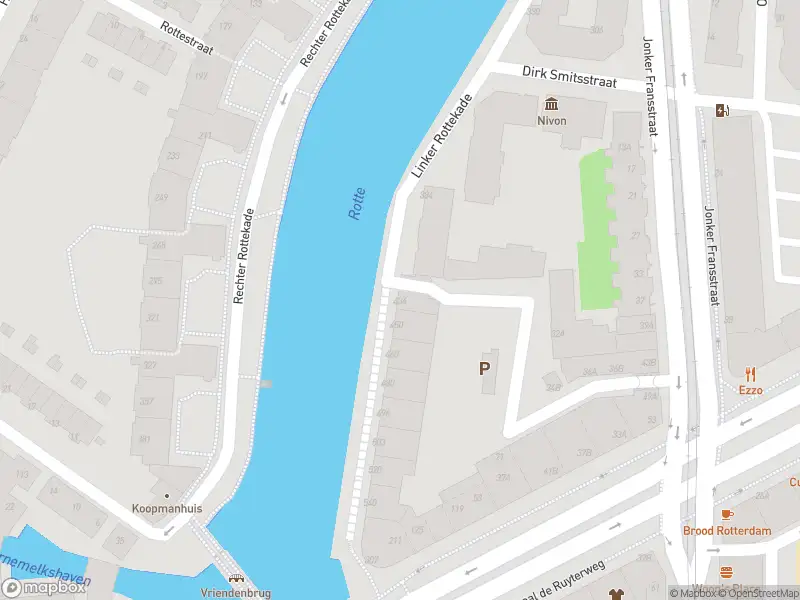 Ambulance met grote spoed naar de Linker Rottekade in Rotterdam