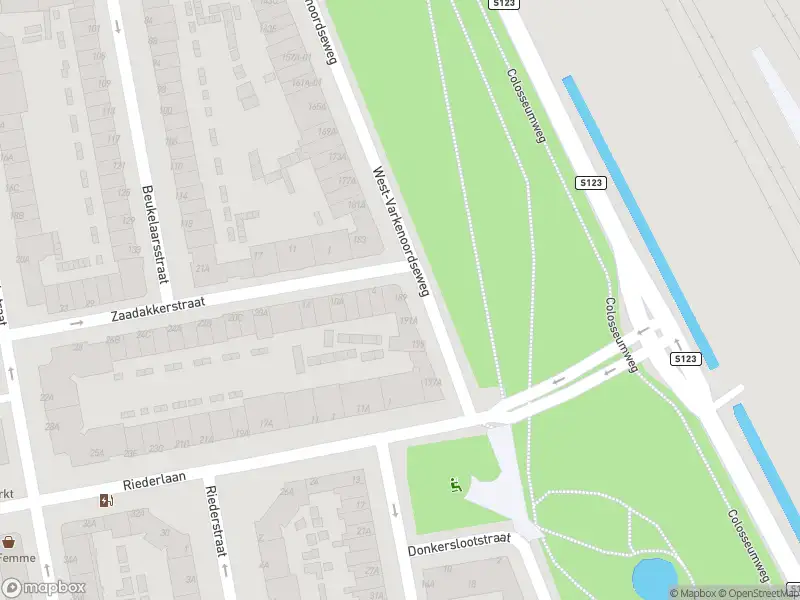 Ambulance met grote spoed naar de West-Varkenoordseweg in Rotterdam