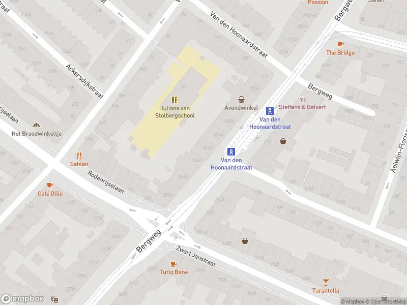 Ambulance met gepaste spoed naar de Bergweg in Rotterdam