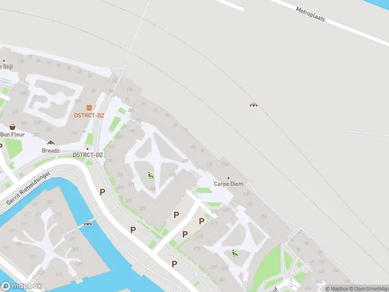 Ambulance met grote spoed naar de Karel Appelhof in Diemen