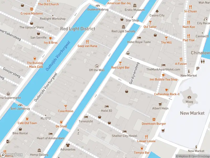 Ambulance met grote spoed naar de Koestraat in Amsterdam