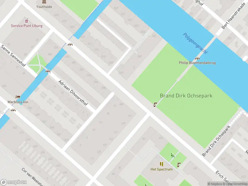 Ambulance met grote spoed naar de Sem Presserhof in Amsterdam