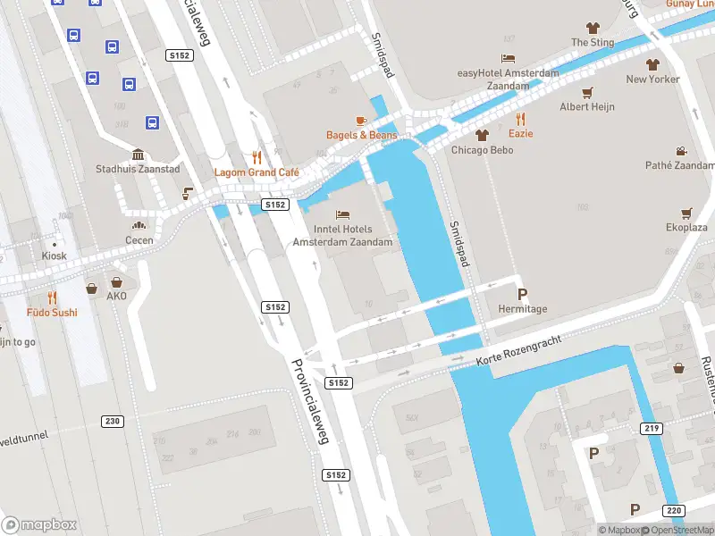 Ambulance met grote spoed naar de Aan de Vaart in Zaandam