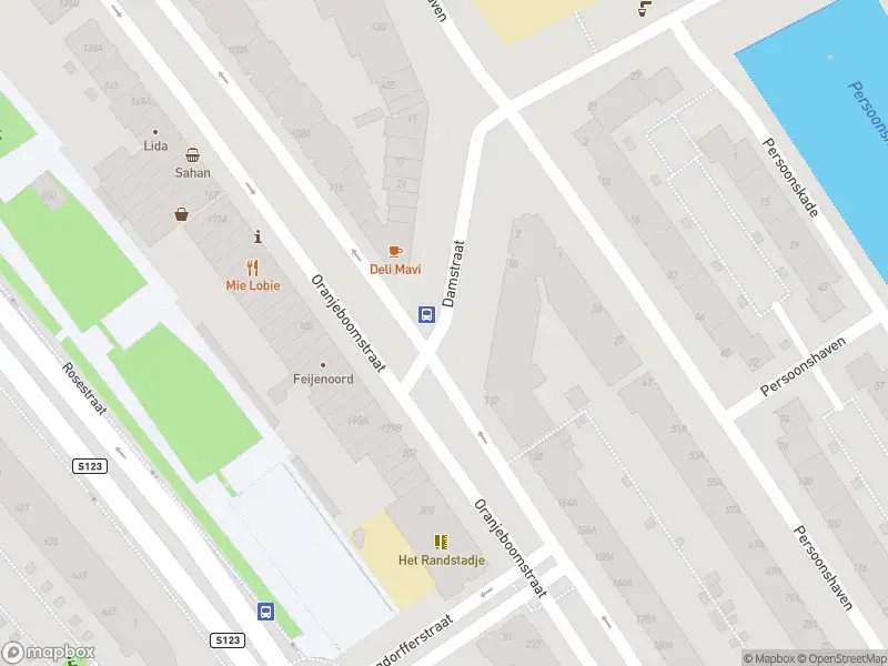 Ambulance met grote spoed naar de Oranjeboomstraat in Rotterdam