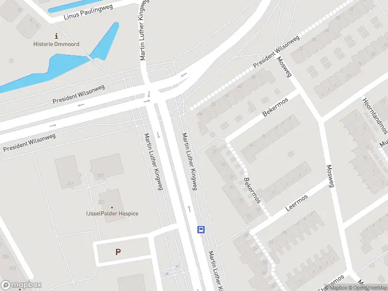 Ambulance met gepaste spoed naar de Martin Luther Kingweg in Rotterdam