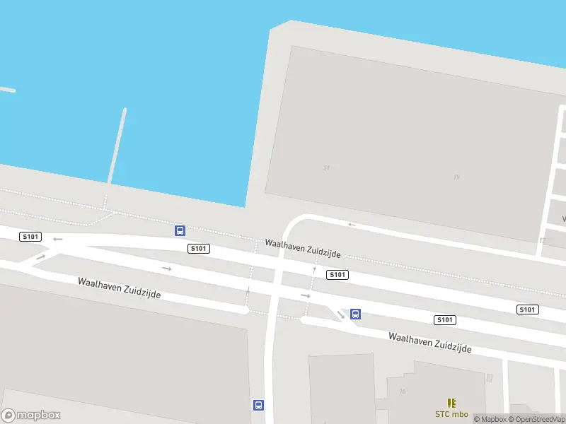 Ambulance met grote spoed naar de Waalhaven Z.z. in Rotterdam