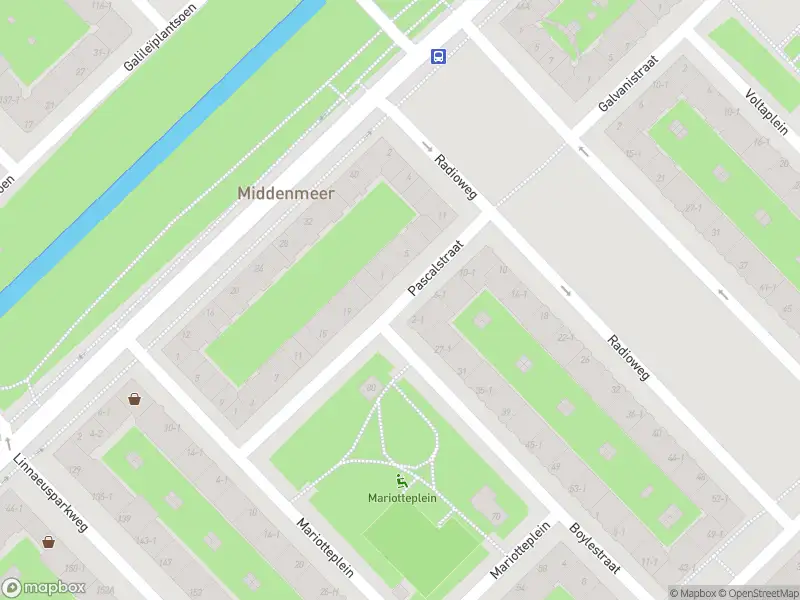 Ambulance met grote spoed naar de Pascalstraat in Amsterdam