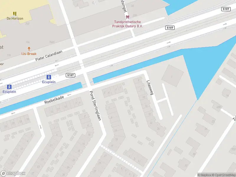 Ambulance met grote spoed naar de Roebelkade in Amsterdam