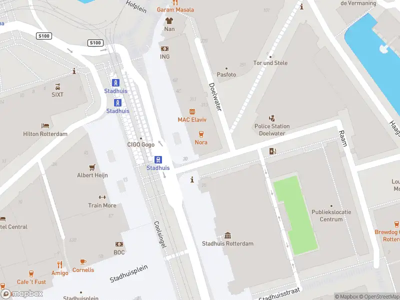 Ambulance met gepaste spoed naar de Coolsingel in Rotterdam
