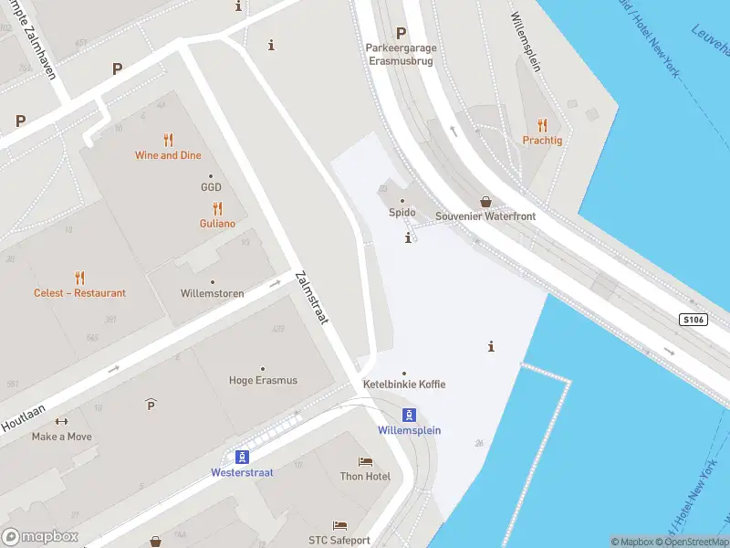 Ambulance met gepaste spoed naar de Willemsplein in Rotterdam