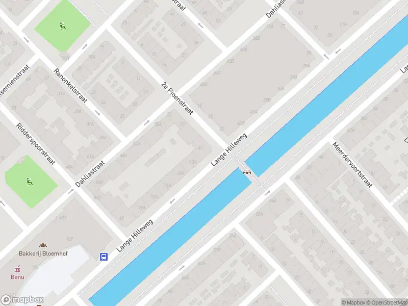 Ambulance met gepaste spoed naar de Lange Hilleweg in Rotterdam