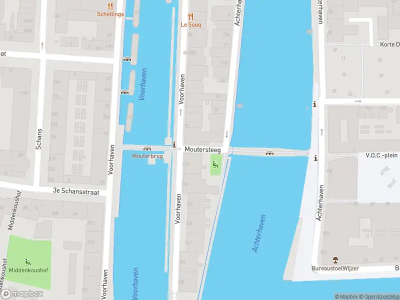 Ambulance met gepaste spoed naar de Moutersteeg in Rotterdam