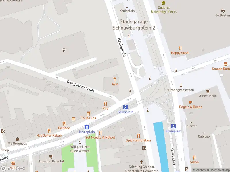 Ambulance met grote spoed naar de Kruisplein in Rotterdam