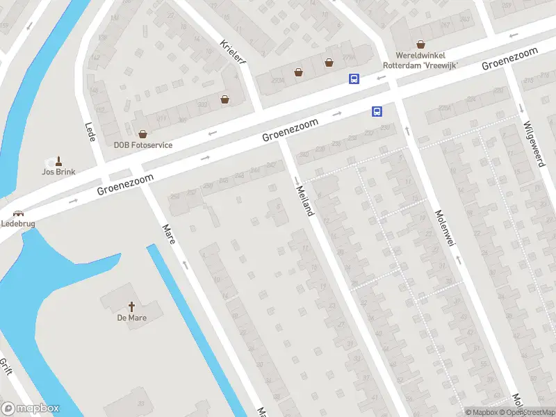 Ambulance met grote spoed naar de Meiland in Rotterdam