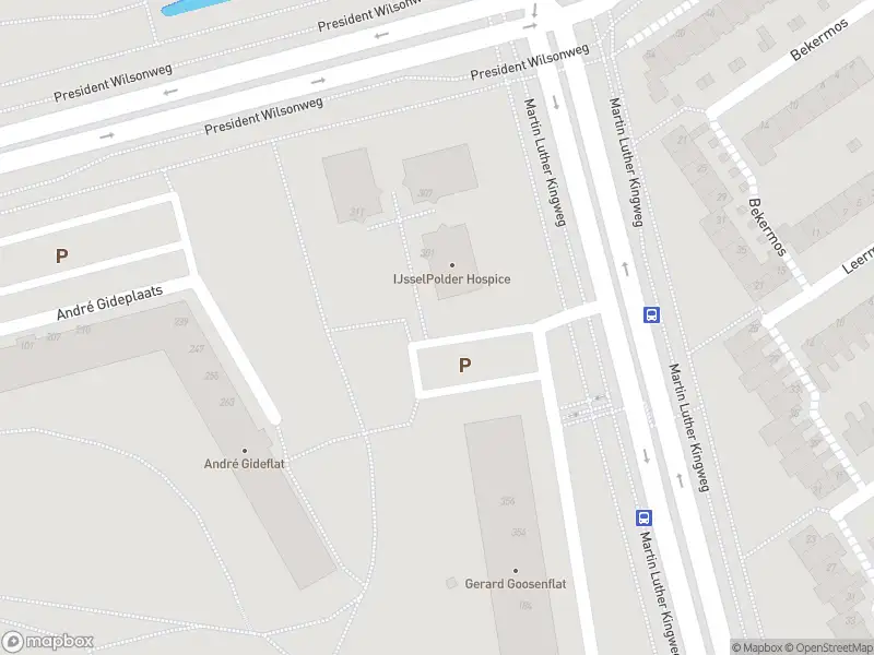 Ambulance met grote spoed naar de Thomas Mannplaats in Rotterdam