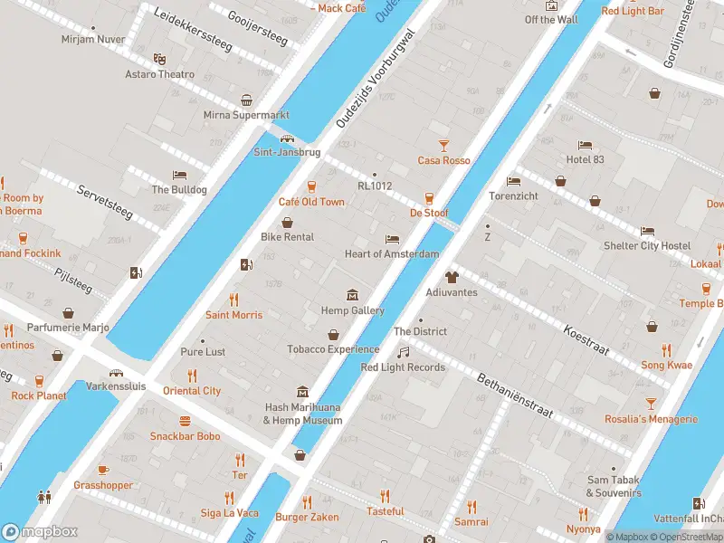 Ambulance met gepaste spoed naar de Oudezijds Voorburgwal in Amsterdam