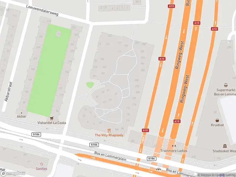 Ambulance met grote spoed naar de Vrouwengelukhof in Amsterdam