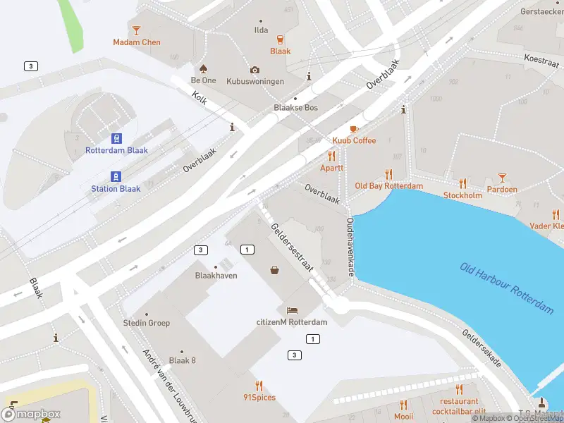 Ambulance met gepaste spoed naar de Gelderseplein in Rotterdam