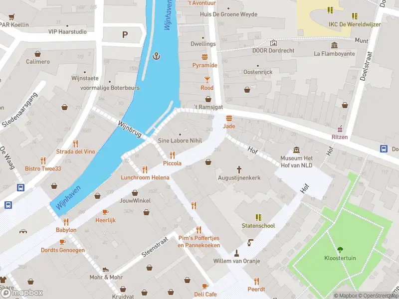 Ambulance met gepaste spoed naar de Voorstraat in Dordrecht