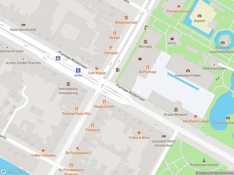 Ambulance met gepaste spoed naar de Plantage Badlaan in Amsterdam