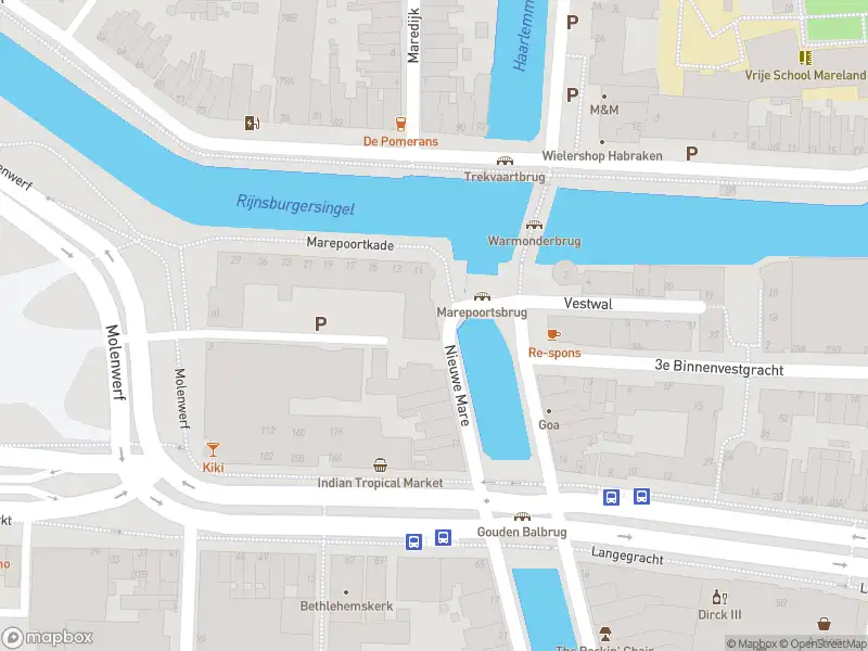 Ambulance met grote spoed naar de Marepoortkade in Leiden